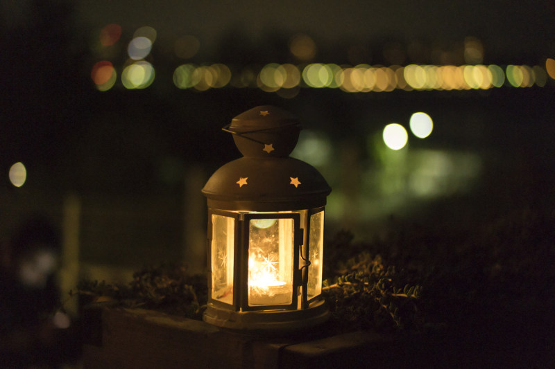 黄色的灯在晚上Yellow Lantern during Night|candle,lantern,Light,Night,光,夜,灯笼,蜡烛-海量高质量免版权图片素材-设计师素材-摄影图片-mitapix-美塔图像