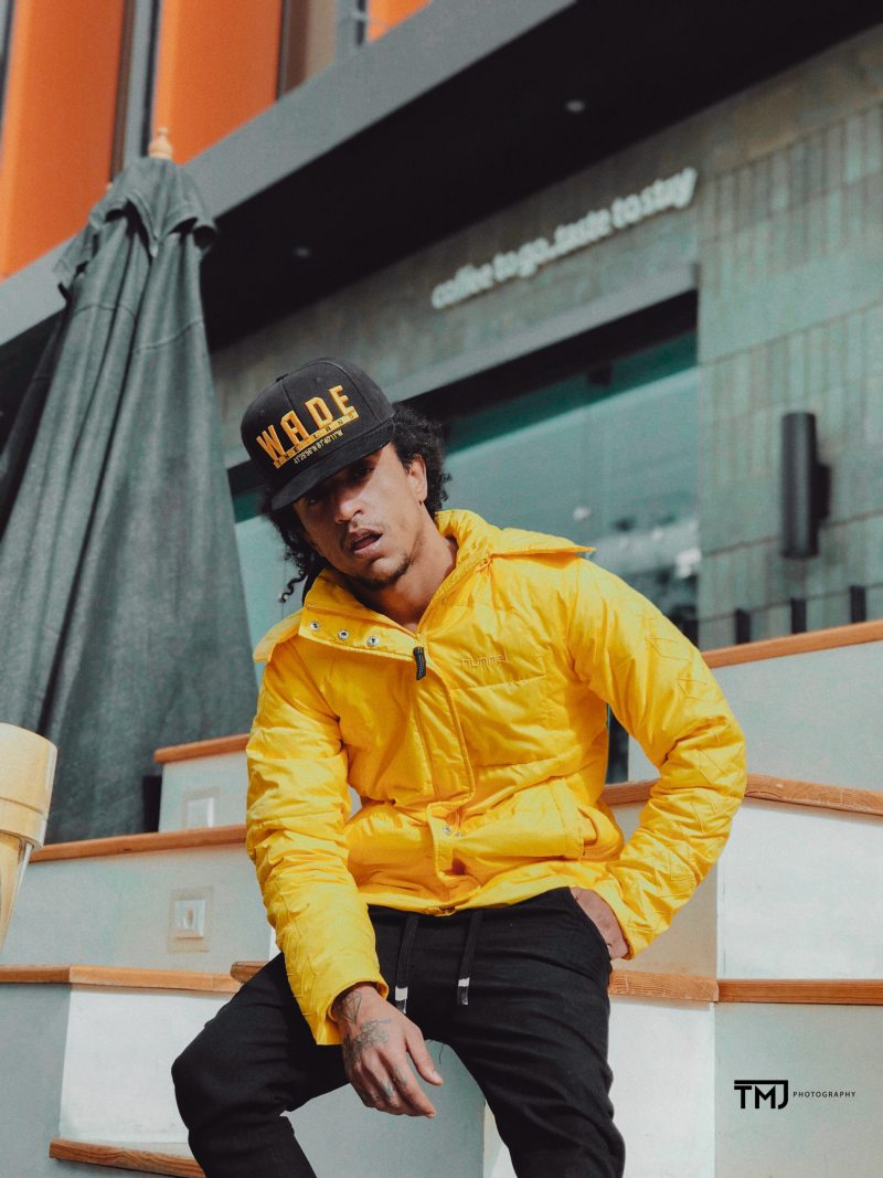 男子戴帽和黄色夹克采取自拍Man Wearing Cap and Yellow Jacket Taking Selfie|cap,closeup,Daylight,daytime,face,facial expression,Fashion,fashionable,finelooking,guy,hair,hairstyle,human,jacket,looking,male,Man,model,outdoors,outerwear,outfit,person,photoshoot,pose,royalty free images,Urban,wear,Young,Youth,人,人类,发型,城市,外衣,头发,夹克,好看,家伙,帽,年轻,户外,拍摄,时尚,构成,模型,版税免费图像,特写,男子,男性,白天,看,穿,脸,衣服,青年,面部表情-海量高质量免版权图片素材-设计师素材-摄影图片-mitapix-美塔图像