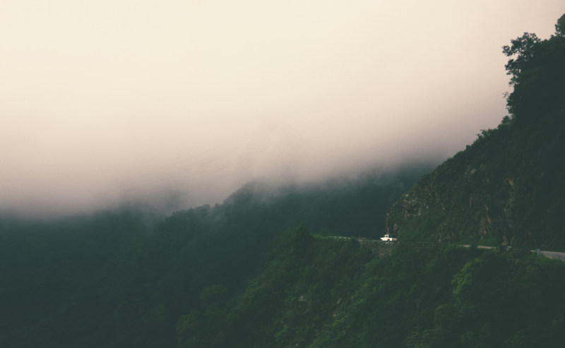 被浓雾笼罩的树木环绕的山|傍晚,光,山,山谷,户外,旅行,日光,日落,树木,森林,汽车,自然,道路,阴霾,雾,风景,黄昏,黎明,黑暗-海量高质量免版权图片素材-设计师素材-摄影图片-mitapix-美塔图像