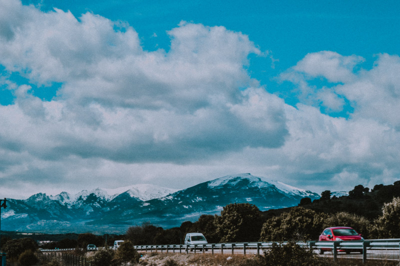 山路车辆|云,天,山,汽车,路,车,风景-海量高质量免版权图片素材-设计师素材-摄影图片-mitapix-美塔图像