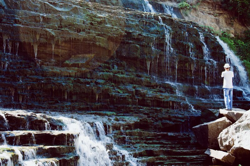 站立在水附近的白色T恤杉和蓝色牛仔裤的人落下Man in White Tshirt and Blue Jeans Standing Near Water Falls|cascade,cold,falls,landscape,Man,mother nature,motion,mountain,nature park,nature photography,OutdoorChallenge,outdoors,person,River,rocks,stone,stream,summer,taking picture,Travel,Water,waterfalls,wet,人,冷,夏天,小河,山,岩石,户外,拍照,旅行,水,河,湿,瀑布,石头,秋天,级联,自然,自然公园,自然摄影,行动,风景-海量高质量免版权图片素材-设计师素材-摄影图片-mitapix-美塔图像