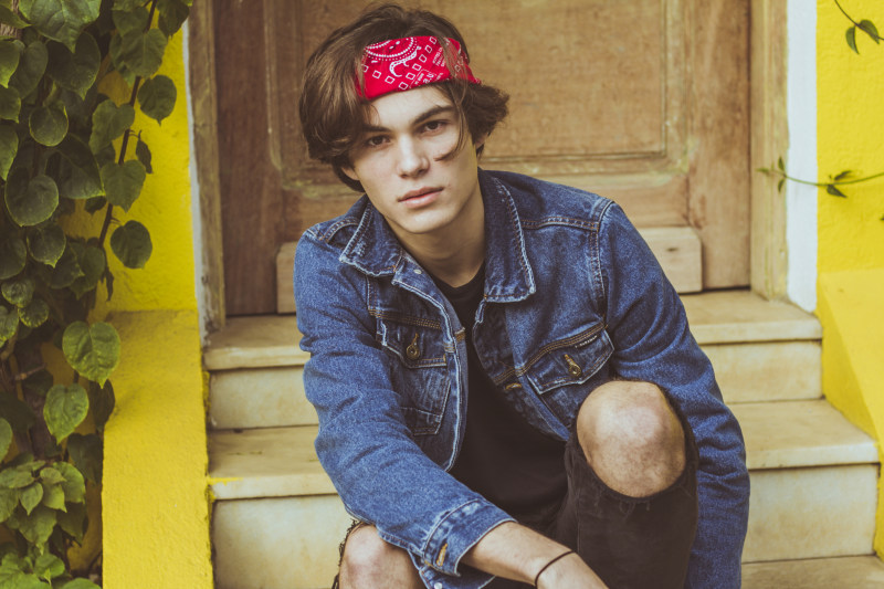 男人穿蓝色牛仔夹克坐在StiarsMan in Blue Denim Jacket Sitting on Stiars|casual,Close-up,Colors,Daylight,daytime,door,face,facial expression,Fashion,fashionable,fine-looking,good-looking,guy,hair,hairstyle,handsome,looking,male,male model,Man,model,outdoors,outfit,person,photoshoot,pose,steps,style,Urban,wear,Young,Youth,之一,人员,休闲,发型,城市,夏时制,头发,好看,家伙,帅,年轻,户外,拍摄图片,时尚,构成,模型,步骤,特写,男性,男模特,白天,看,穿着,脸,装备,门,青年,面部表情,颜色,风格-海量高质量免版权图片素材-设计师素材-摄影图片-mitapix-美塔图像