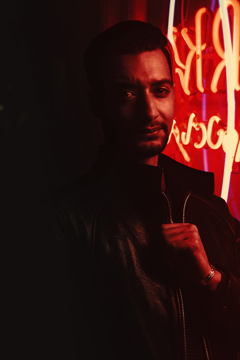 男人站在红灯Man Standing Near Red Lights|casual,Close-up,dark,eyes,face,facial expression,facial hair,Fashion,fashionable,fine-looking,good-looking,guy,hair,hairstyle,Hand,human,indoors,Light,looking,male,Man,model,neon sign,outfit,person,photoshoot,pose,sign,signage,wear,Young,Youth,人,人类,休闲,光,发型,在室内,头发,好看,家伙,年轻,手,拍摄,时尚,构成,查找,标志,标牌,模型,特写,男,男子,眼睛,磨损,脸,衣服,霓虹灯,青年,面部毛发,面部表情,黑暗-海量高质量免版权图片素材-设计师素材-摄影图片-mitapix-美塔图像