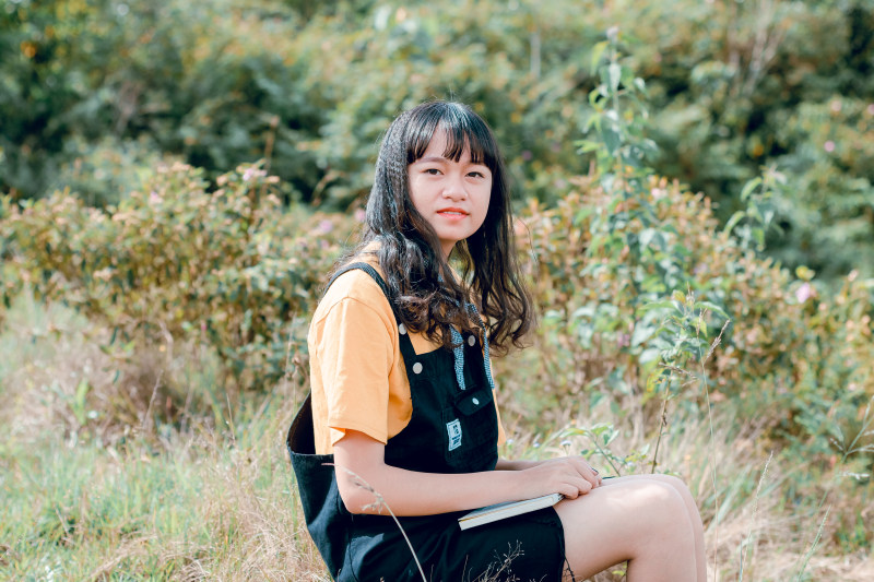 浅焦点摄影的女人穿着黄色衬衫和黑色的工作服Shallow Focus Photography of Woman in Yellow Shirt and Black Dungaree|casual,daytime,face,Fashion,female,girl,Grass,hair,hairstyle,outdoors,person,photoshoot,sitting,wear,woman,Young,人,发型,坐着,头发,女,女人,女孩,年轻,户外,拍的,时尚,白天,穿,脸,草,随意-海量高质量免版权图片素材-设计师素材-摄影图片-mitapix-美塔图像