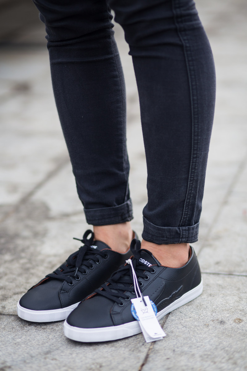 穿着黑色裤子和一双黑色运动鞋的人Person Wearing Black Pants And Pair Of Black Sneakers|casual,Fashion,feet,footwear,label,Lacoste,leather,person,Shoes,sneakers,wear,人,休闲,时尚,标签,皮革,穿,脚,运动鞋,鞋,鞋类-海量高质量免版权图片素材-设计师素材-摄影图片-mitapix-美塔图像