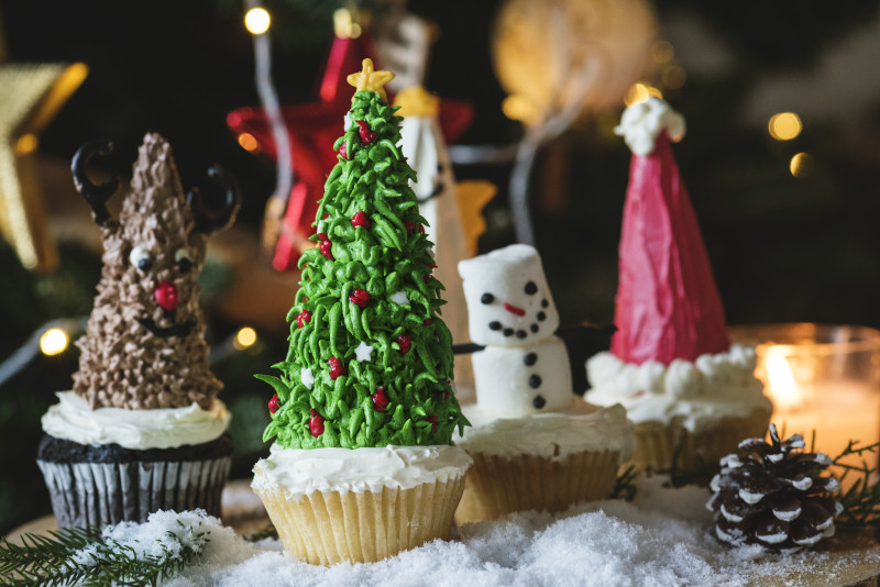 四个蛋糕表Four Cupcakes On Table|12月,假期,可爱的,圣诞夜,圣诞季节,圣诞树,圣诞老人的帽子,圣诞节,对待,庆祝活动,棉花糖,甜点,糕点,糖果,糖衣,纸杯蛋糕,结霜,雪人,食物,驯鹿-海量高质量免版权图片素材-设计师素材-摄影图片-mitapix-美塔图像