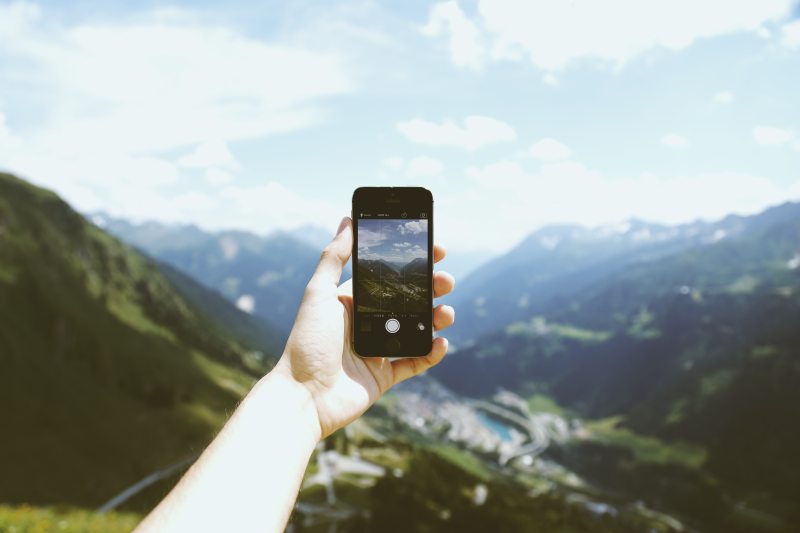 人持有空间灰色Iphone 5 s在山的照片Person Holding Space Gray Iphone 5s Taking Picture of Mountains|一天,云,人,人类,在户外,屏幕,山,山脉,广角摄影,手,手机,技术,拍照,持有,日光,景观,智能手机,电子产品,电话,移动,移动电话,设备-海量高质量免版权图片素材-设计师素材-摄影图片-mitapix-美塔图像