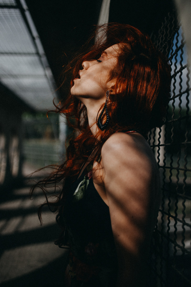 照片的女人靠在链链接围栏与她的下巴Photo of Woman Leaning on Chainlink Fence With Her Chin Up|chainlink fence,eyes closed,leaning,photoshoot,posing,redhead,side view,standing,woman,侧视图,倾斜,女人,拍摄,构成,站立,红发,链链接围栏,闭着眼睛-海量高质量免版权图片素材-设计师素材-摄影图片-mitapix-美塔图像