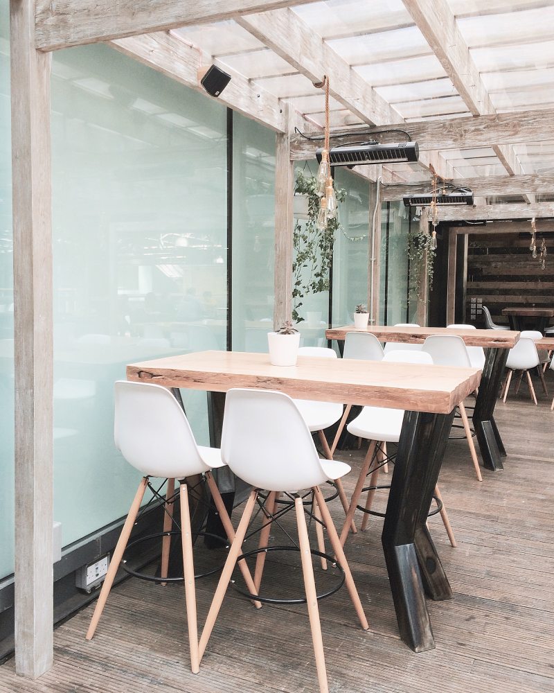 两个表有八个椅子在房间Two Table With Eight Chairs Inside Room|chair,Contemporary,Desk,dining,empty,floor,furniture,hotel,House,indoors,inside,interior design,Luxury,restaurant,room,seat,table,tableware,window,wood,wooden,办公桌,在室内,地板,室内设计,家具,座位,当代,房子,房间,木,木材,椅子,空,窗口,表,豪华,酒店,里面,餐具,餐厅,餐饮-海量高质量免版权图片素材-设计师素材-摄影图片-mitapix-美塔图像