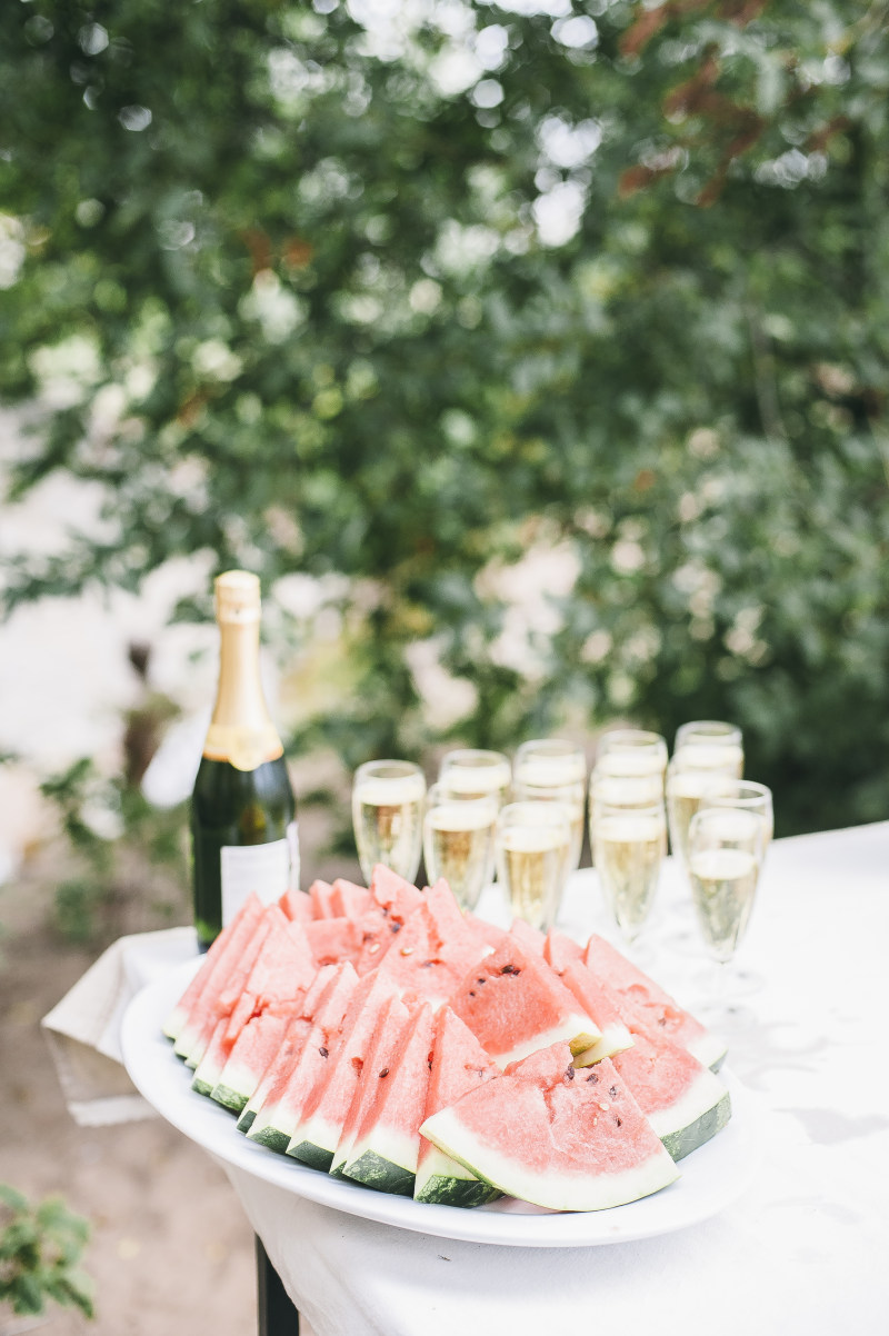 选择性焦点照片的一堆切西瓜在香槟瓶附近的白碗Selective Focus Photo of Bunch of Sliced Watermelons in White Bowl Near Champagne Bottle|champagne,delicious,epicure,food,fruit,health,lunch,meal,nutrition,outdoors,refreshment,slice,sliced,summer,table,watermelon,wine,wood,健康,切片,午餐,夏季,户外,木材,水果,美味,美食,茶点,营养,葡萄酒,表,西瓜,食品,餐,香槟-海量高质量免版权图片素材-设计师素材-摄影图片-mitapix-美塔图像