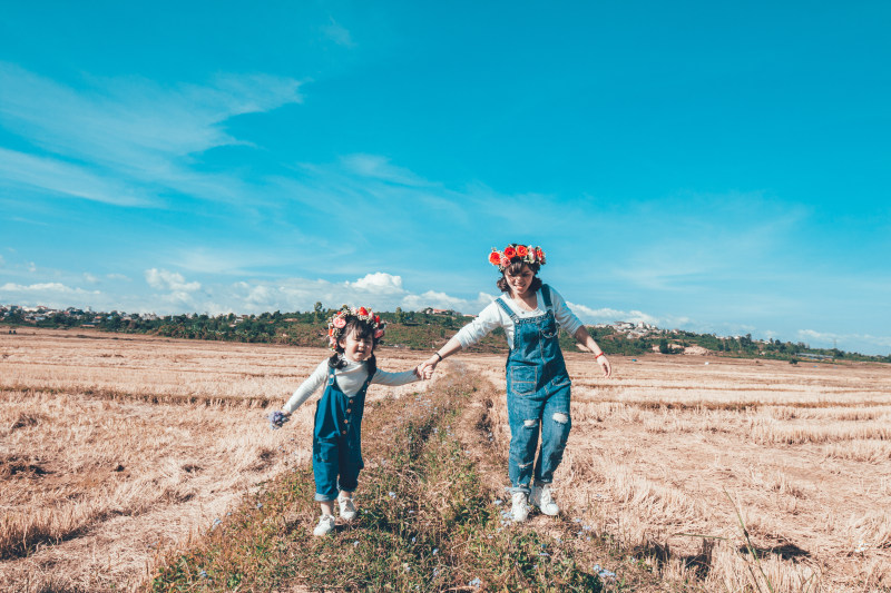 女人和女孩做手牵手走在草地上Woman and Girl Doing Hand in Hand Whole Walking on Grass Field|农田,场,女儿,女孩,妈妈,孩子,家庭,手牵着手,日光,景观,花,草-海量高质量免版权图片素材-设计师素材-摄影图片-mitapix-美塔图像