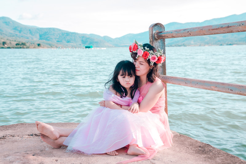 女人和女孩坐在栅栏Woman And Girl Sitting Beside Fence|人,女人,女儿,女孩,孩子,年轻的,有趣的,母亲和女儿,海,海洋,父-海量高质量免版权图片素材-设计师素材-摄影图片-mitapix-美塔图像