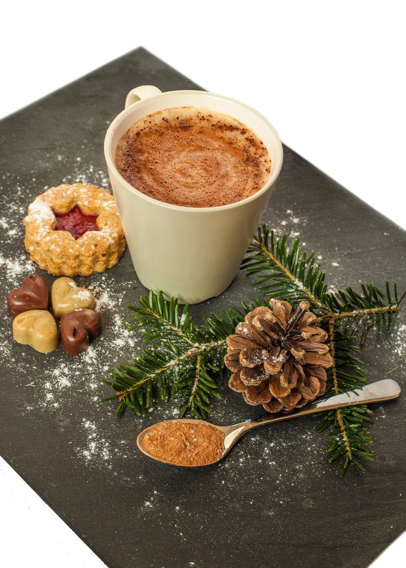 白色陶瓷杯与棕色液体和松果White Ceramic Mug With Brown Liquid and Pine Cone|可可,喝,巧克力,杯,热巧克力,甜蜜的,表,食物,饼干-海量高质量免版权图片素材-设计师素材-摄影图片-mitapix-美塔图像