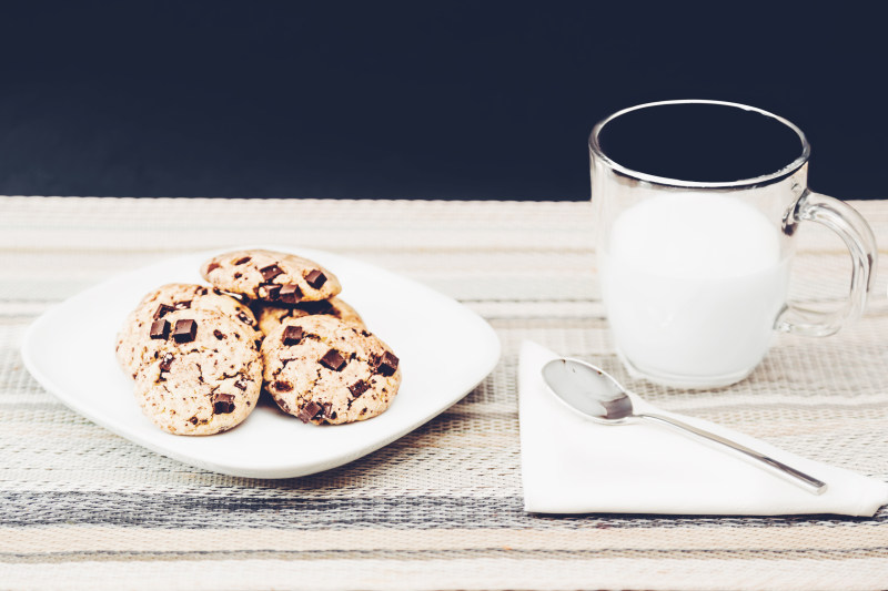 清楚杯子旁板与饼干的照片Photo Of Clear Mug Beside Plate With Cookies|喝,巧克力,杯,板,牛奶,甜点,糕点,糖果,美味的,表,食物,餐巾,饼干-海量高质量免版权图片素材-设计师素材-摄影图片-mitapix-美塔图像