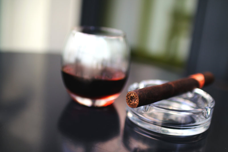 布朗烟草饮用玻璃杯旁边Brown Tobacco Beside Drinking Glass-cigar,cigarette,smoker,smoking,吸烟,吸烟者,雪茄,香烟-海量高质量免版权图片素材-设计师素材-摄影图片-mitapix-美塔图像