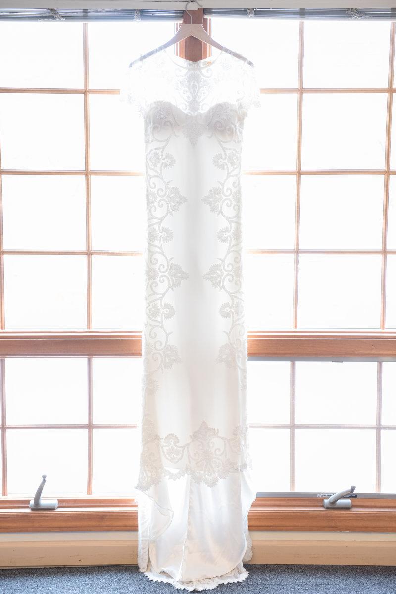 挂白色的婚纱Hanged White Floral Wedding Dress|内部,在室内,地板上,墙,室内,房间,挂,挂灯,日光,木,清洁,玻璃,玻璃窗户,白色的裙子,窗口,设计-海量高质量免版权图片素材-设计师素材-摄影图片-mitapix-美塔图像