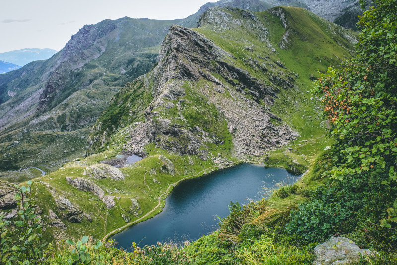 山地照片|云彩,天空,山,山湖,岩石,户外,日光,晴朗的天空,水,湖,环境,自然,自然摄影,色彩,草,落基山脉,风景,高-海量高质量免版权图片素材-设计师素材-摄影图片-mitapix-美塔图像