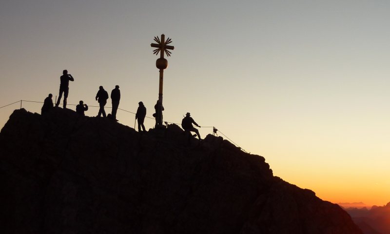 日落时的一群人|山脉,攀登,攀登者,日出,日落,登山,绳索,轮廓,风景,黄昏,黎明-海量高质量免版权图片素材-设计师素材-摄影图片-mitapix-美塔图像