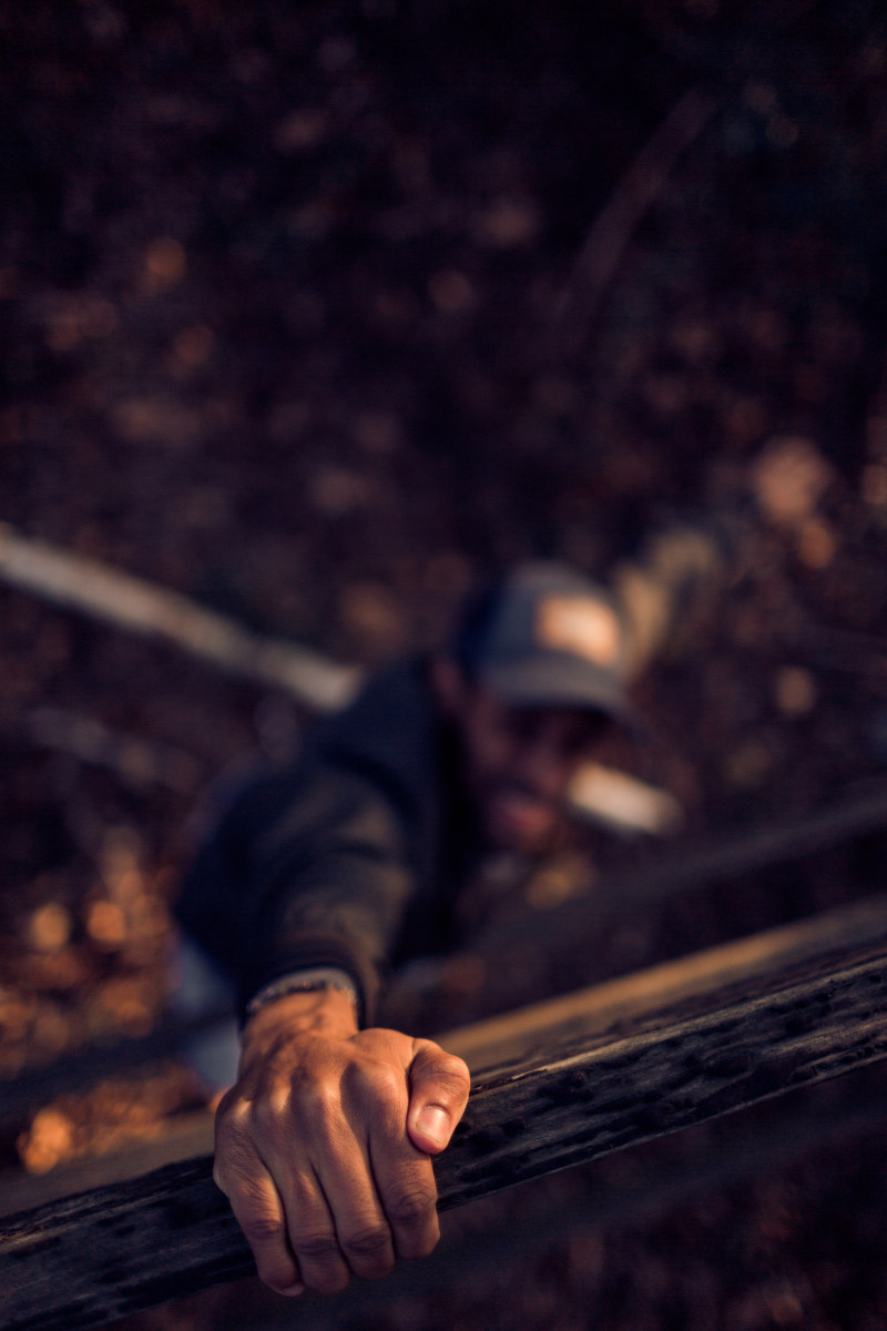 人持有木Man Holding On Wood|人,在户外,宏,手,持有,爬,男人-海量高质量免版权图片素材-设计师素材-摄影图片-mitapix-美塔图像