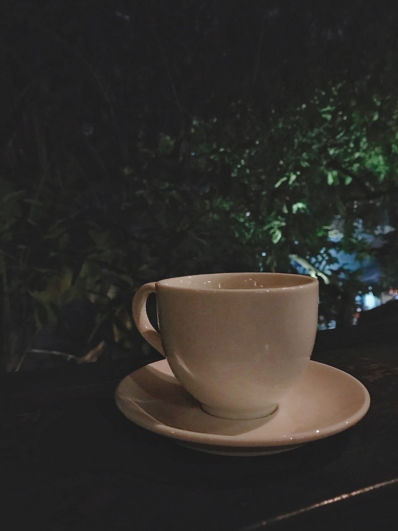 在棕色的木质表面白色陶瓷茶杯和茶托White Ceramic Teacup and Saucer on Brown Wooden Surface|一杯咖啡,咖啡杯,木,杯,杯子,特写镜头,瓷,飞碟-海量高质量免版权图片素材-设计师素材-摄影图片-mitapix-美塔图像