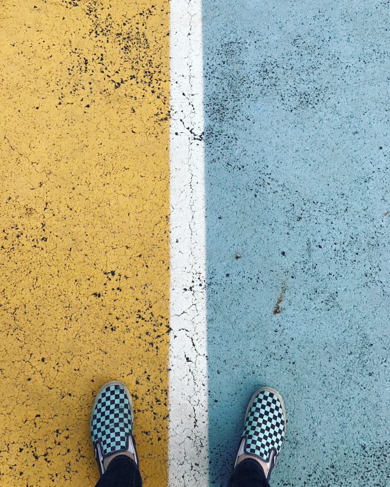 穿黑白格仔滑鞋的人Person Wearing Blackandwhite Checkered Slipon Shoes|closeup,colorful,Colors,concrete,Design,exterior,margin,paint,painted,person,rough,Shoes,solid,Surface,vans,wall,五颜六色,人,坚实,墙壁,外部,搬运车,油漆,混凝土,特写镜头,粗砺,表面,被绘的,设计,边缘,鞋子,颜色-海量高质量免版权图片素材-设计师素材-摄影图片-mitapix-美塔图像