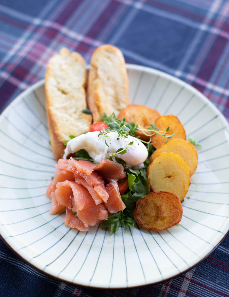 镀蓝纺织肉和面包Plated Meat and Bread on Blue Textile|令人馋涎欲滴的,板,特写镜头,美味的,菜,营养,酱汁,食品摄影,食物,餐-海量高质量免版权图片素材-设计师素材-摄影图片-mitapix-美塔图像