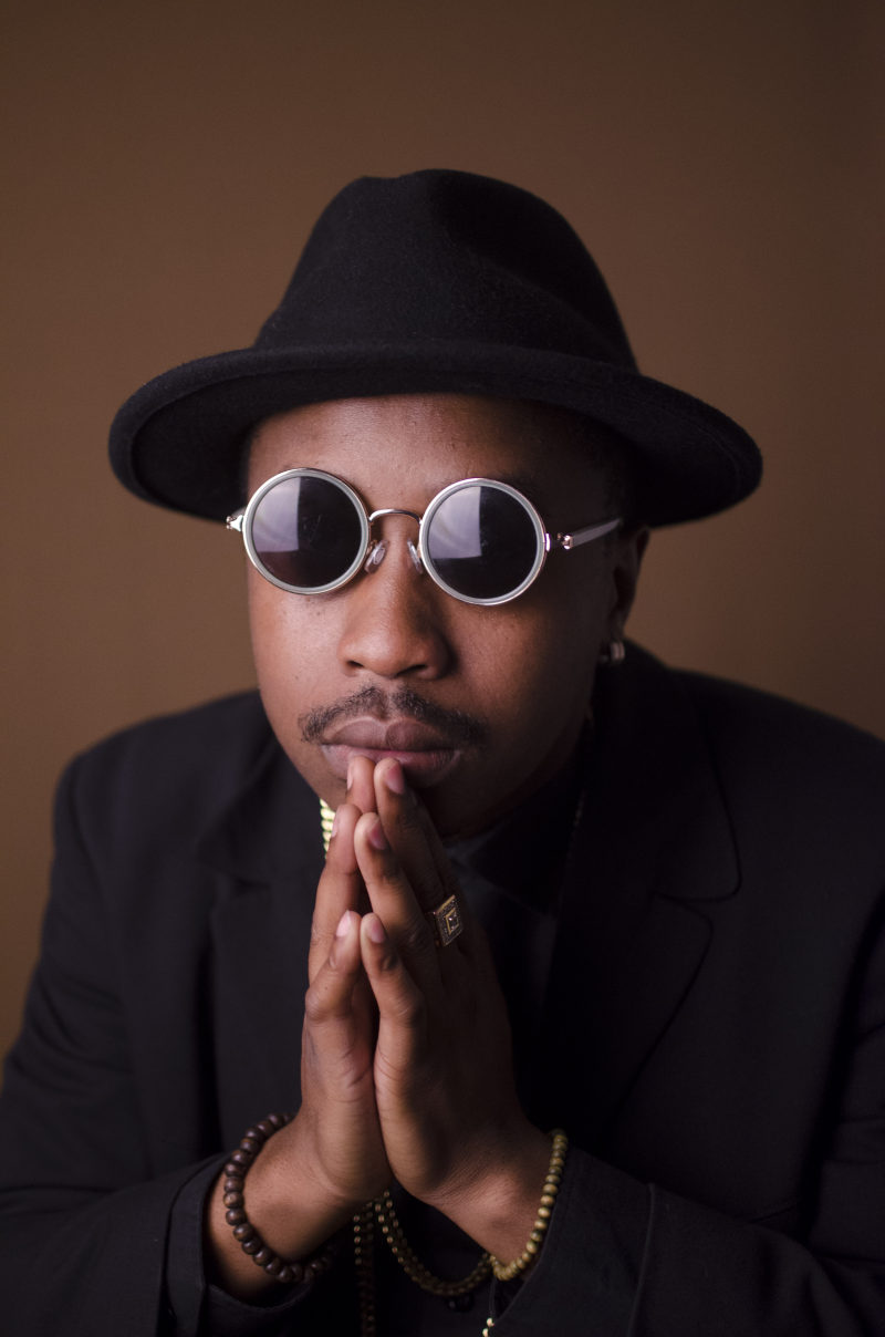 人在黑色西装把双手被他的下巴Man in Black Suit While Placing Both Hands by His Chin|Close-up,eyewear,face,facial expression,facial hair,Fashion,fashionable,fedora,fine-looking,good-looking,guy,handsome,looking,male,male model,Man,model,outfit,person,photoshoot,Portrait,pose,serious,style,sunglasses,wear,严肃,之一,人,太阳镜,好看,家伙,寻找,拍照,时尚,构成,模型,特写镜头,男性,男模特,眼镜,穿,肖像,脸,英俊,衣服,软呢帽,面部毛发,面部表情,风格-海量高质量免版权图片素材-设计师素材-摄影图片-mitapix-美塔图像