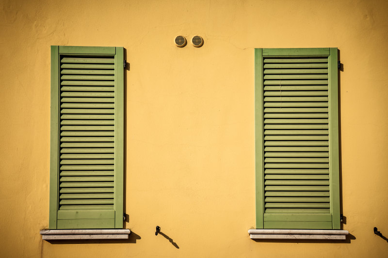 绿色木窗户关闭Closed Green Wooden Windows|closed,concrete,Daylight,daytime,Design,exterior,outdoors,shutters,wall,window shutters,windows,wood,wooden,关闭,墙,外墙,户外,木,木材,混凝土,白天,百叶窗,窗口,设计-海量高质量免版权图片素材-设计师素材-摄影图片-mitapix-美塔图像