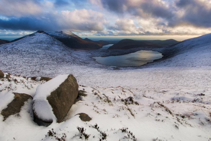 雪覆盖了山的照片Photo of Snow Covered Mountain|云,冬天,冰,冰川,冷,冷淡的,冻,在户外,多云的,山,景观,湖,白雪皑皑的山脉,自然,雪,风景优美的,风景如画的-海量高质量免版权图片素材-设计师素材-摄影图片-mitapix-美塔图像