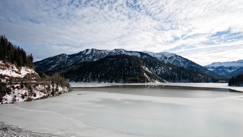 白云密布的雪山|云彩,冬天,冬天风景,冰,天气,天空,寒冷,山丘,山峰,山脉,山谷,岩石,户外,旅行,日光,树木,树林,森林,水,湖泊,白色,自然,针叶树,雪,霜冻,风景-海量高质量免版权图片素材-设计师素材-摄影图片-mitapix-美塔图像