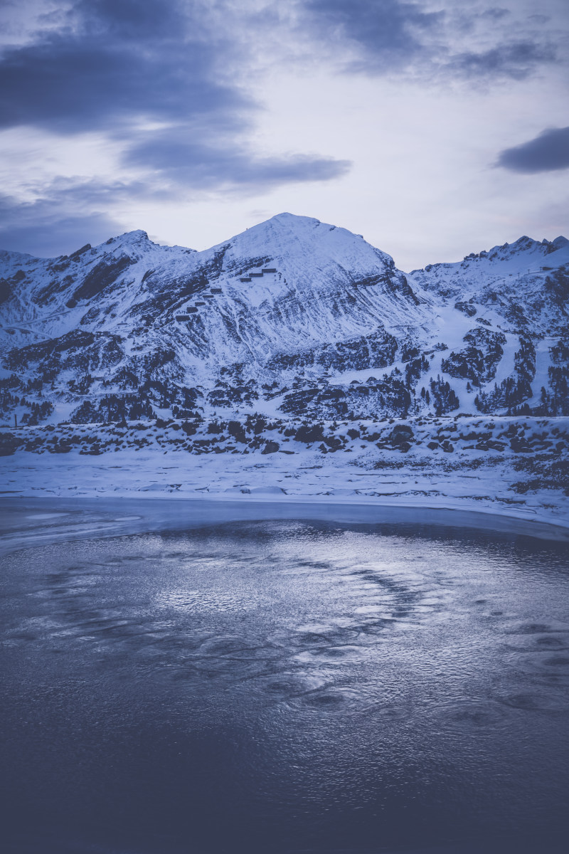 阴天雪山|云,冬天,冷,山,暗,水,湖,自然,雪,风景-海量高质量免版权图片素材-设计师素材-摄影图片-mitapix-美塔图像