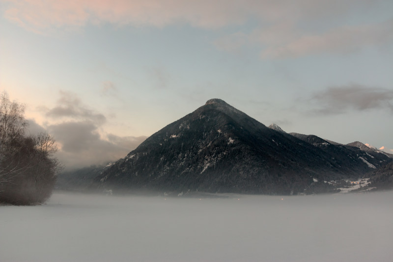 多云的天空下的黑山Black Mountain Under Cloudy Sky|Clouds,cold,Daylight,desktop wallpaper,fog,foggy,HD wallpaper,high,ice,landscape,mist,mountain peak,mountains,nature,nature wallpaper,outdoors,scenic,Sky,snow,Trees,winter,云,冬季,冰,冷,天空,山,山峰,性质,户外,景区,景观,有雾,树木,桌面壁纸,白天,自然壁纸,雪,雾,高,高清壁纸-海量高质量免版权图片素材-设计师素材-摄影图片-mitapix-美塔图像