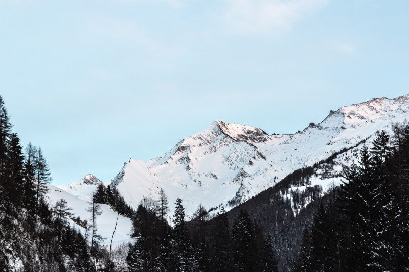 冰雪覆盖,黑树在白天在蓝色的天空下Snow Covered Mountain With Black Trees Under Blue Sky at Daytime|云,冬天,冰,冷,在户外,天空,山,山峰,景观,树,桌面墙纸,森林,自然公园,自然壁纸,雪,风景优美的,高,高清壁纸-海量高质量免版权图片素材-设计师素材-摄影图片-mitapix-美塔图像