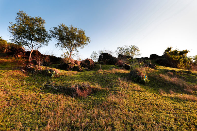 景观的草地Landscape of Grass Field|云,农村,在户外,天空,山,岩石,日光,日落,景观,树,自然,草,风景优美的,黄昏-海量高质量免版权图片素材-设计师素材-摄影图片-mitapix-美塔图像