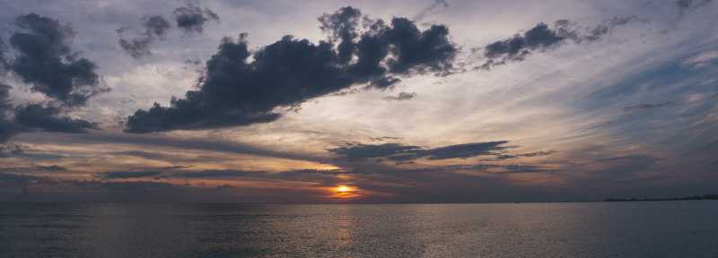 乌云密布的黎明|云彩,大海,大自然,天空,太阳,户外,日落,水,海景,海洋,轮廓,黄昏,黎明,黑暗-海量高质量免版权图片素材-设计师素材-摄影图片-mitapix-美塔图像