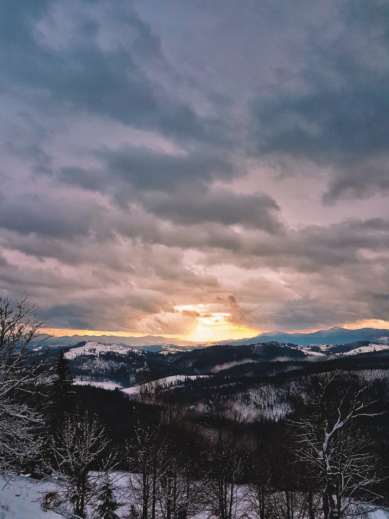 雪覆盖的山脉在日出的照片Photograph Of Snow Covered Mountains During Sunrise|云,光,冬天,在户外,多雾的,天气,天空,山,日光,日出,日落,景观,树,自然,轮廓,雪,雾,风景优美的,黄昏,黎明-海量高质量免版权图片素材-设计师素材-摄影图片-mitapix-美塔图像