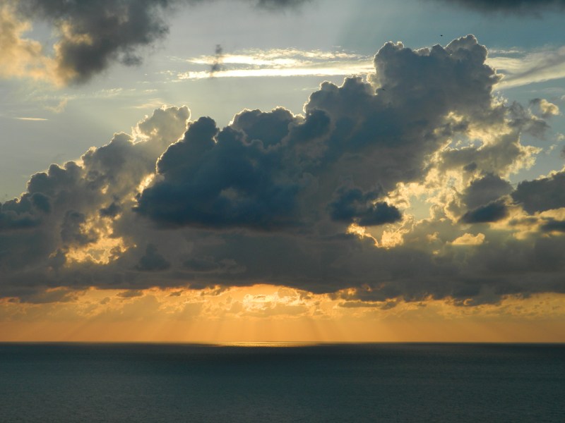 白天水面上白云后面的太阳|云,大海,天空,日出,日落,水,海景,海洋,自然,黄昏,黎明-海量高质量免版权图片素材-设计师素材-摄影图片-mitapix-美塔图像