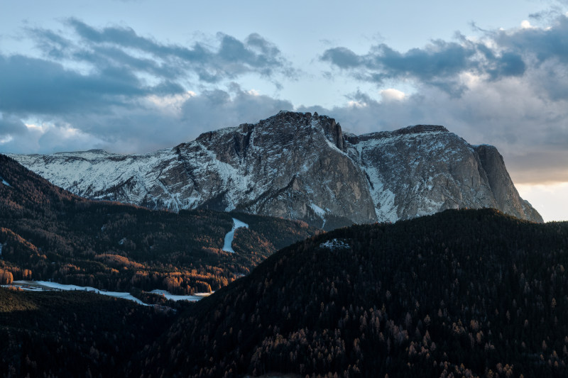 蓝天下的群山|云彩,天空,山脉,户外,环境,自然,落基山脉,雪,风景,高清壁纸,黎明-海量高质量免版权图片素材-设计师素材-摄影图片-mitapix-美塔图像