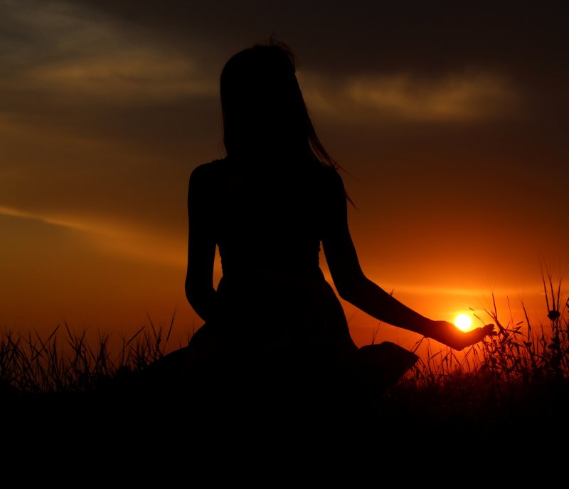 剪影摄影的女人在草地上Silhouette Photography of Woman on Grass Field|Clouds,dusk,evening,girl,landscape,outdoors,person,play,shadow,silhouette,Sky,sun,sunset,Travel,woman,云,人,剪影,天空,太阳,女人,女孩,戏剧,户外,旅行,日落,晚上,景观,阴影,黄昏-海量高质量免版权图片素材-设计师素材-摄影图片-mitapix-美塔图像