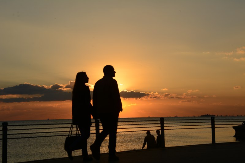 夕阳下散步的男女侧影|云,人,假日,假期,夜晚,日出,日落,海,海边,自然,轮廓-海量高质量免版权图片素材-设计师素材-摄影图片-mitapix-美塔图像