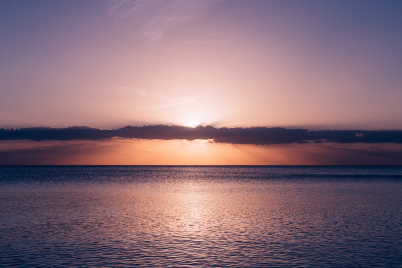 日落时蓝天下平静的大海|云,地平线,大海,日落,水,海洋,阳光-海量高质量免版权图片素材-设计师素材-摄影图片-mitapix-美塔图像