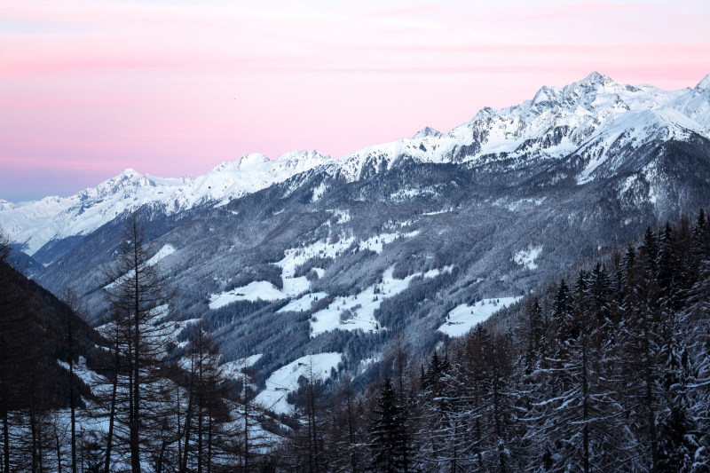 山被雪覆盖的照片Photo of Mountains Covered by Snow-全景,冬天,冰,冷,冻,在户外,多雾的,天气,天空,宁静的,山,山峰,旅行,景观,有雾的,朦胧的,树,桌面墙纸,森林,田园,自然,自然壁纸,雪,雾,霜,风景,风景优美的,高,高清壁纸,黄昏,黑暗的-海量高质量免版权图片素材-设计师素材-摄影图片-mitapix-美塔图像