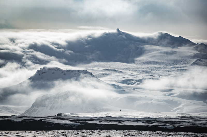 白雪皑皑的山峰|冬天,冰,寒冷,山,戏剧性,户外,旅行,暴风雪,轮廓,雪,雾,风景,风暴-海量高质量免版权图片素材-设计师素材-摄影图片-mitapix-美塔图像