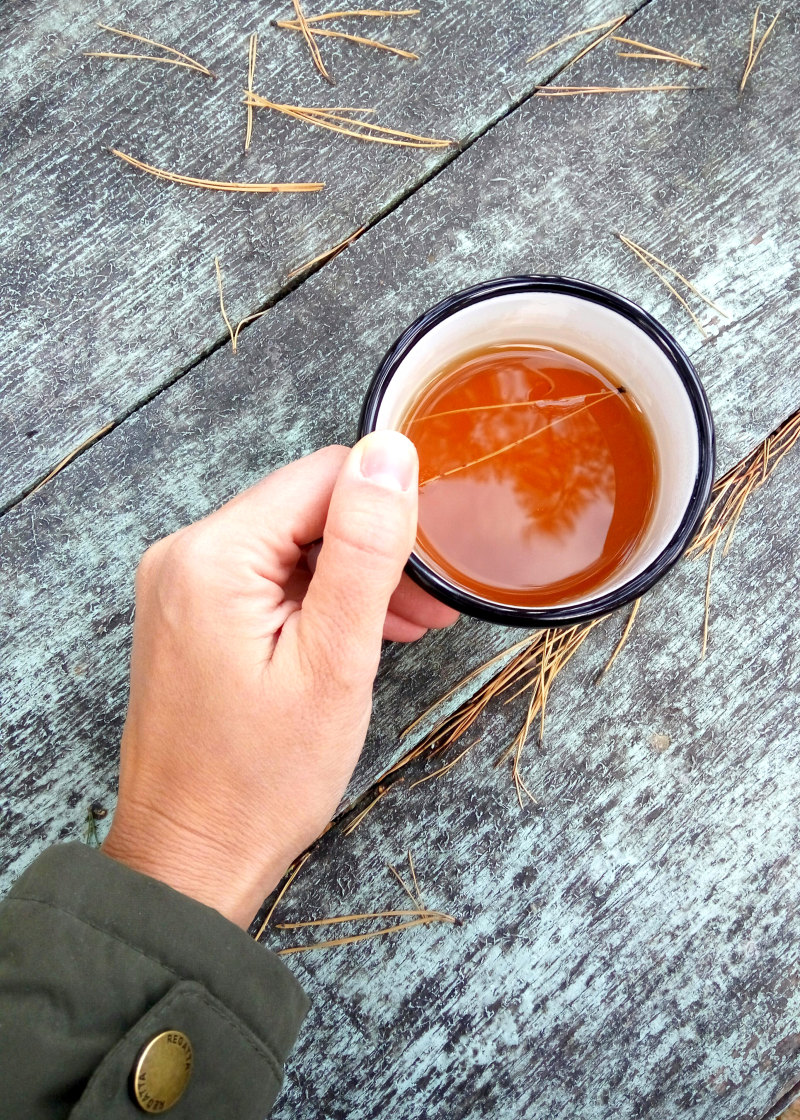 拿着黑白陶瓷咖啡杯的人充满咖啡Person Holding Black and White Ceramic Coffee Cup Filled With Coffee|Colors,cup,Daylight,glass,Hand,holding,liquid,Man,Outdoor,person,table,tea,texture,wood,wooden,举行,人,室外,手,木,木头,杯子,桌,液体,玻璃,白天,纹理,茶,颜色-海量高质量免版权图片素材-设计师素材-摄影图片-mitapix-美塔图像