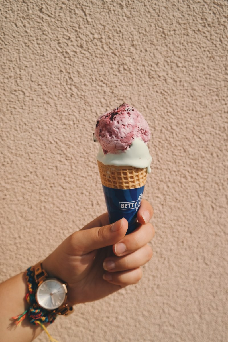 人在锥上拿着冰淇淋Person Holding Ice Cream on Cone|cone,dessert,food,Hand,ice cream,sweets,watch,冰淇淋,手,手表,甜点,糖果,锥,食物-海量高质量免版权图片素材-设计师素材-摄影图片-mitapix-美塔图像