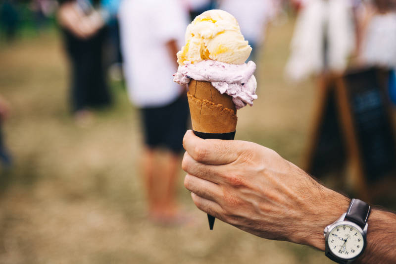 持黄色和紫色冰淇淋的人Person Holding Yellow and Purple Ice Cream|cone,dessert,food,Hand,ice cream,icecream,macro,public domain images,sweets,wristwatch,公共领域图像,冰淇淋,宏,手,手表,甜点,糖果,锥,食品-海量高质量免版权图片素材-设计师素材-摄影图片-mitapix-美塔图像