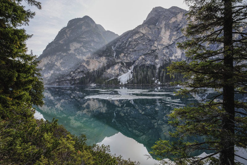 水体附近的山脉全景照片|反射,太阳,山,山谷,岩石,常青树,户外,旅行,日光,日出,日落,木材,树,桌面墙纸,水,河流,湖泊,湖边,白云石,自然墙纸,针叶树,雪,雾,风景,高清墙纸-海量高质量免版权图片素材-设计师素材-摄影图片-mitapix-美塔图像