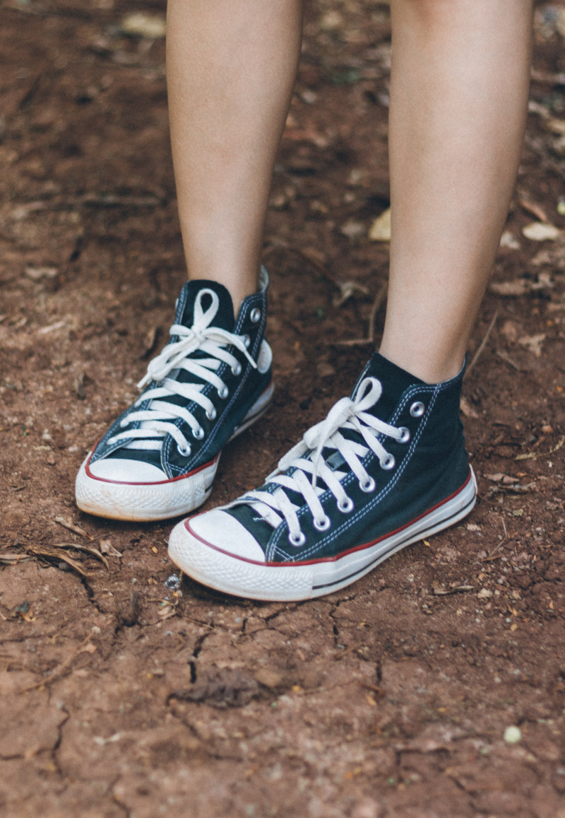 人穿着一双黑色运动鞋Person Wearing Pair Of Black Sneakers|Converse,feet,footwear,Shoes,sneakers,相反,脚,运动鞋,鞋-海量高质量免版权图片素材-设计师素材-摄影图片-mitapix-美塔图像