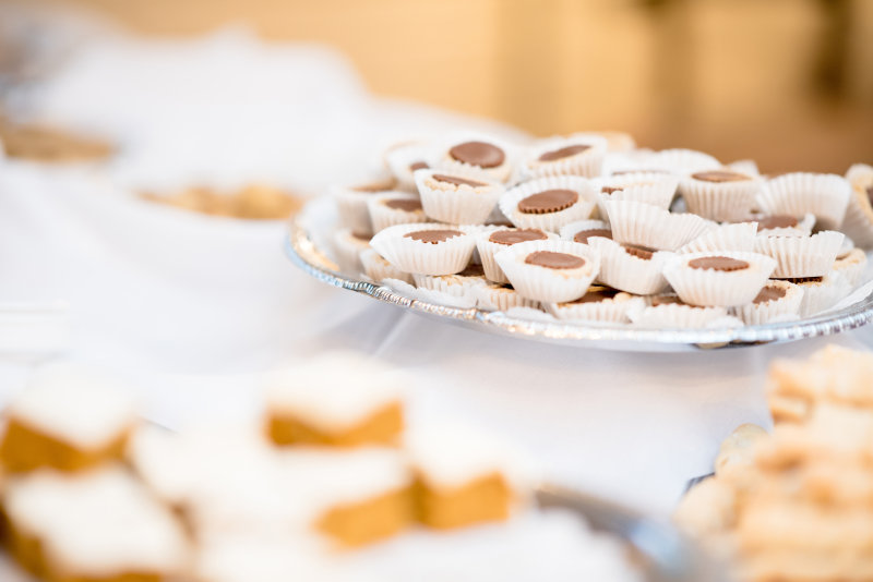 糕点在银甜品站Pastries On Silver Dessert Stand|甜点,糕点,糖果,美味的,食物,饼干-海量高质量免版权图片素材-设计师素材-摄影图片-mitapix-美塔图像