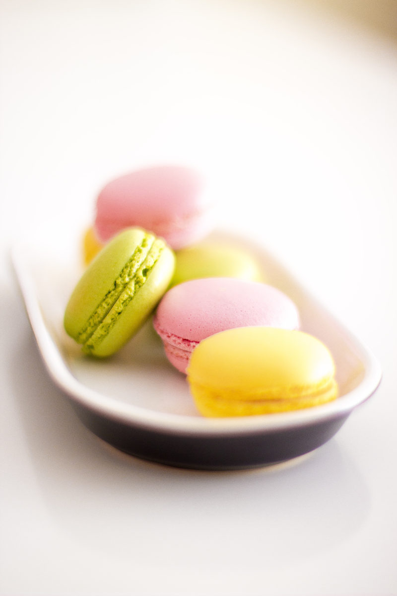 黄色和粉色的杏仁饼干Yellow and Pink Macaroons-cookies,dessert,food,macarons,macaroons,Sweet,yummy,杏仁饼,甜,甜点,美味,食品,饼干,马卡龙-海量高质量免版权图片素材-设计师素材-摄影图片-mitapix-美塔图像